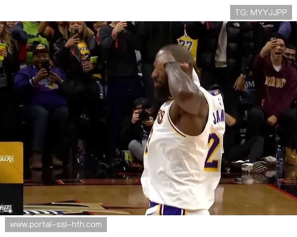 湖人半场落后76人,詹姆斯连续突破缩小分差